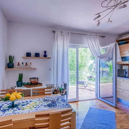 House Serenity With Garden & Bbq In Malinska, Otok Krk Дом отдыха